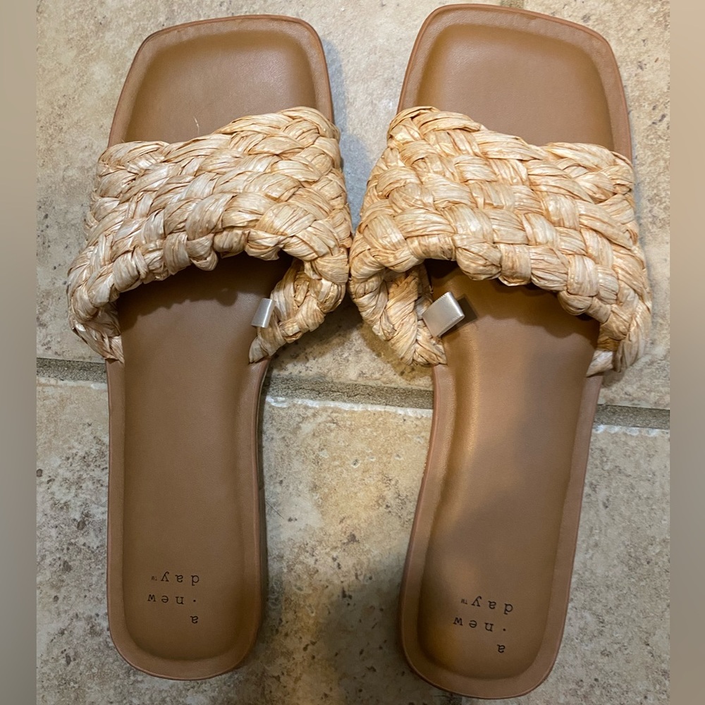 NWOT A New Day Straw and Memory Foam Sandals